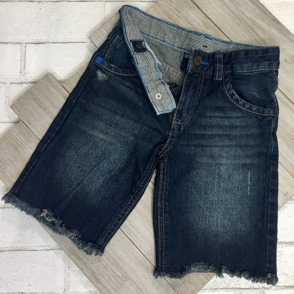 OshKosh Size 5T Boys Distressed Shorts